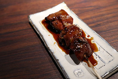炭火の香りをまとった串焼き