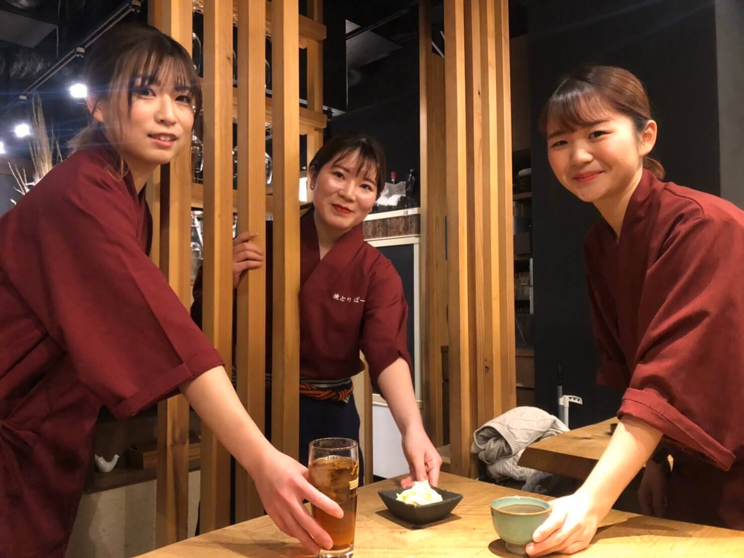 ホールで接客するスタッフ