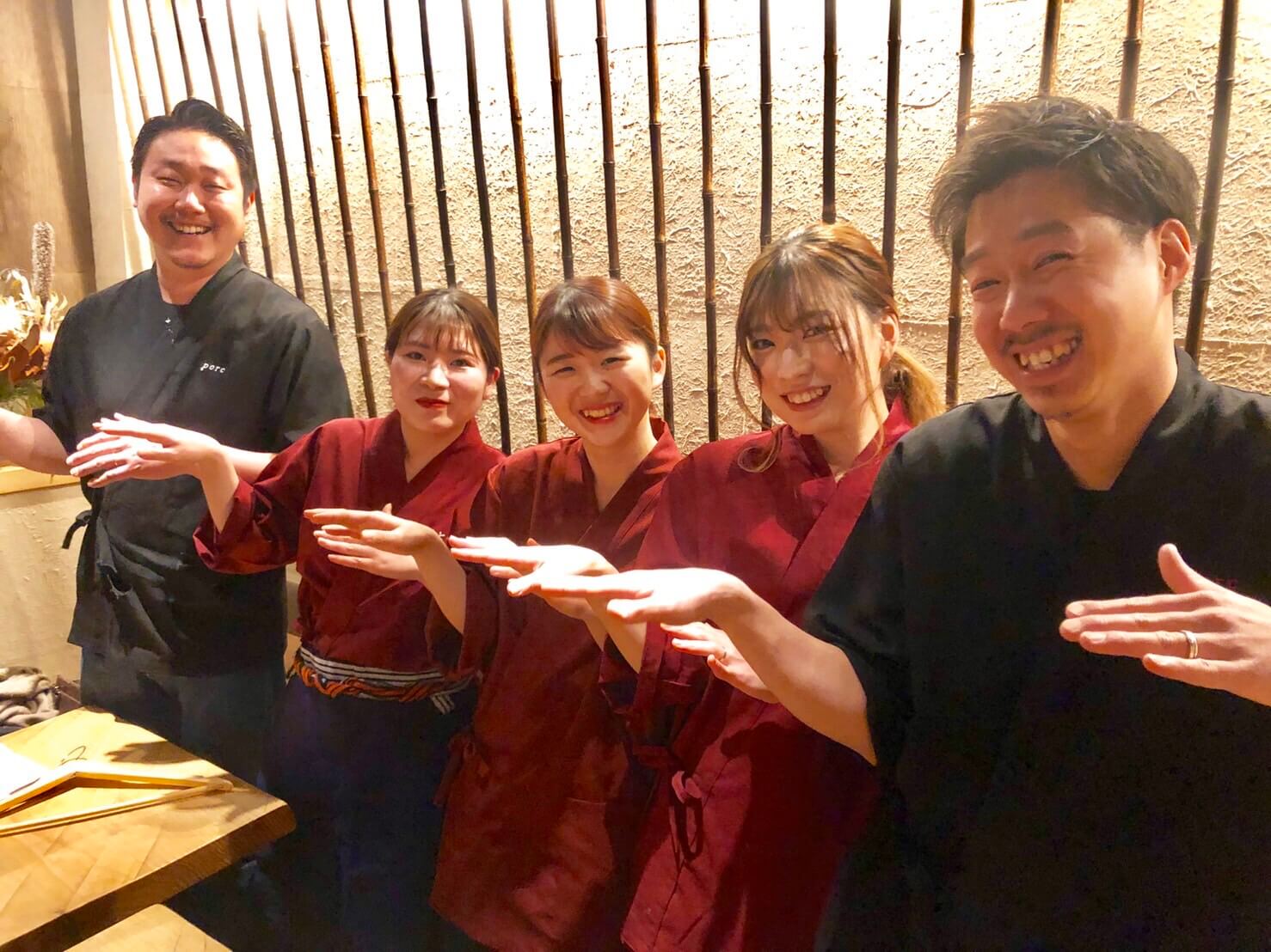 仕込みをするスタッフ